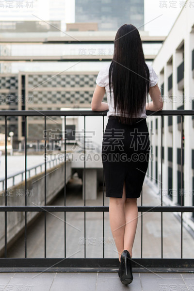 苗条的商业女性
