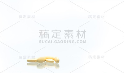 微距拍摄的药片，1000毫克维生素C孤立在白色背景阴影和文本复制空间。维生素和补充剂的概念。抗氧化剂