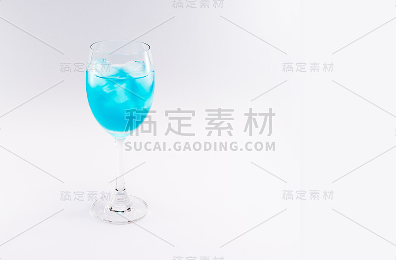 玻璃中的蓝色鸡尾酒果孤立在白色背景上。