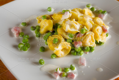 奶油火腿和豌豆饺子