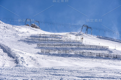 奥地利阿尔卑斯山的滑雪缆车和雪围栏