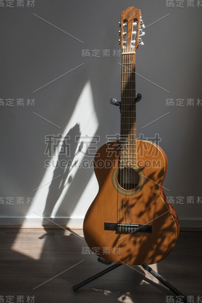 房间里阳光下的一把棕色吉他