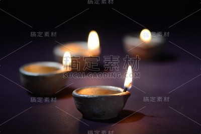 粘土灯盏在排灯节庆祝期间点燃。问候卡设计印度的光节日称为排灯节