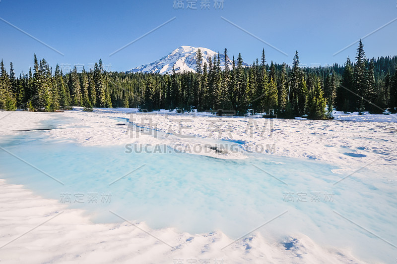 雪覆盖的倒影湖上的雷尼尔山