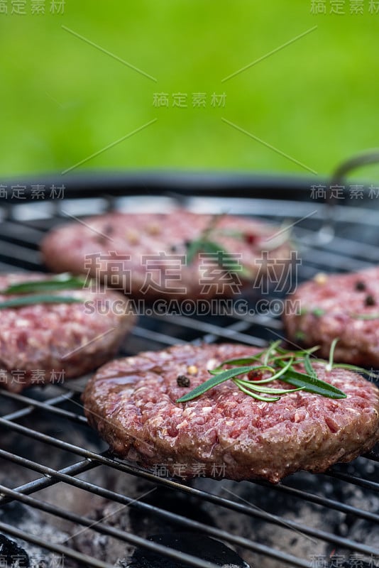 烧烤烧烤牛肉肉汉堡在后院花园木炭烧烤