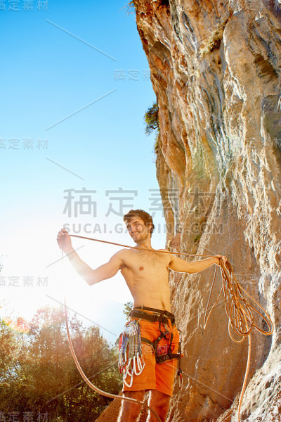 用绳子攀登者