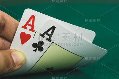扑克桌上的ACES