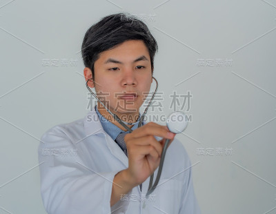 白色背景的英俊男医生。