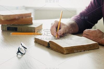 学生正在家里学习给定的材料。自我教育的概念