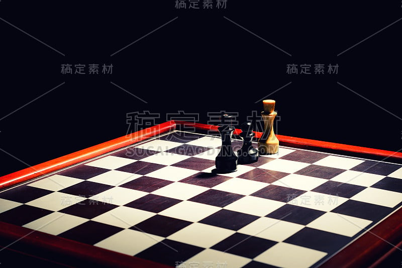 黑暗中的棋盘。相持白棋，卒胜白棋