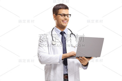 医生站着使用笔记本电脑