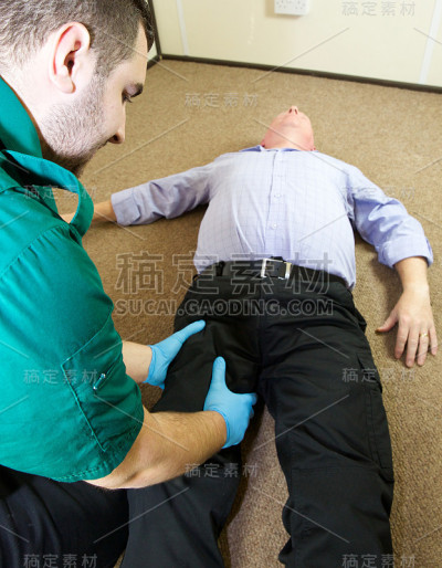 护理人员处理一个病人晕倒的事故