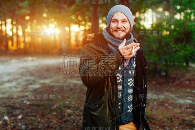 一个留着胡子的时髦游客在森林里的肖像