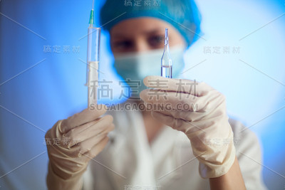 带注射器的护士