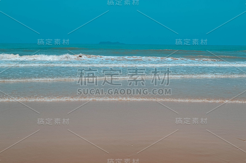 中国海南岛的绿色海洋海岸和海滩。