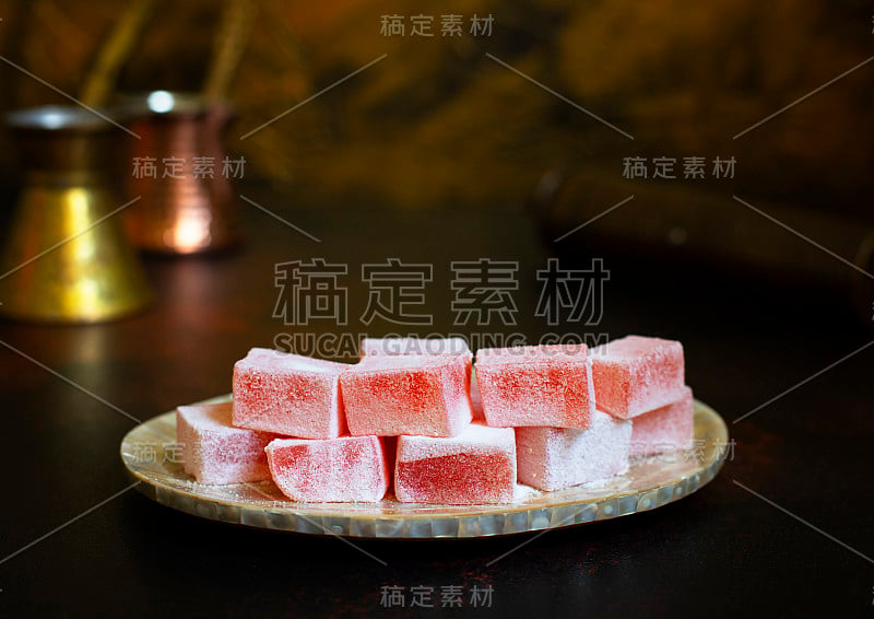 玫瑰水味的土耳其软糖或Rahat Lokum (Loukoumi, Ratluk)在一个古老的盘子。