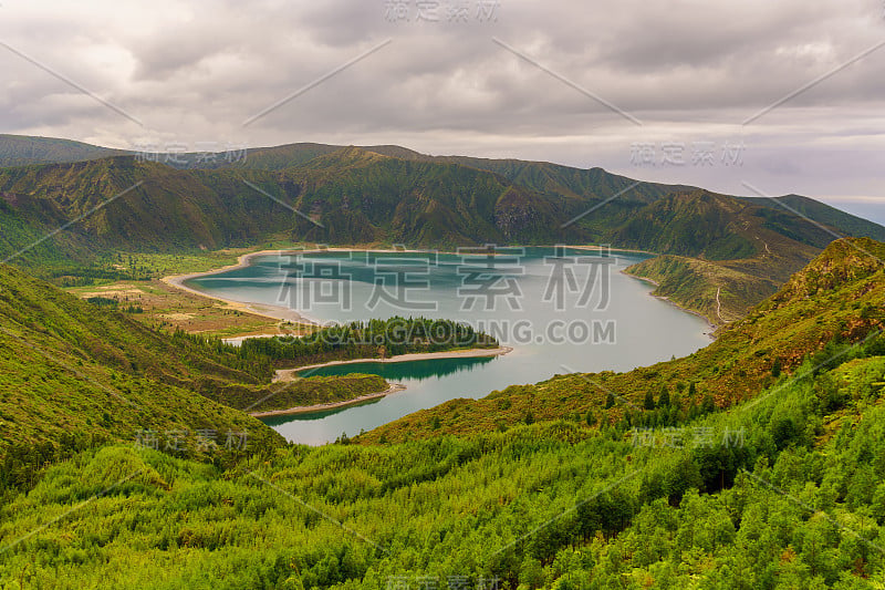 葡萄牙亚速尔群岛的自然景观全景。火山口里美丽的泻湖和绿色的田野。旅游景点、旅游目的地。