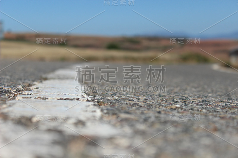 一条横线画在公路上，向远处延伸