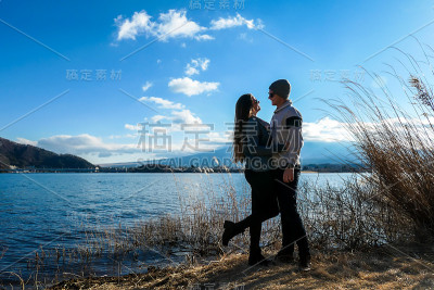 日本——一对夫妇站在川口湖边欣赏富士山