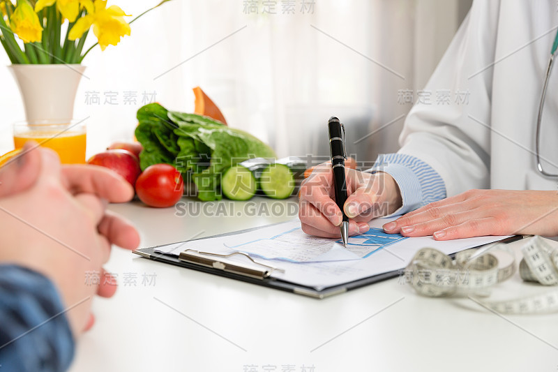 蔬菜饮食的营养和用药概念。营养学家提供健康的蔬菜饮食。在自然光下