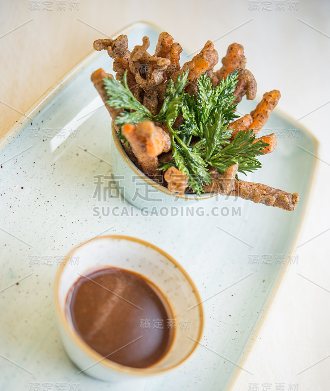 胡萝卜炒荞麦，芹菜炒叶，味醂和味噌酱，素食食品