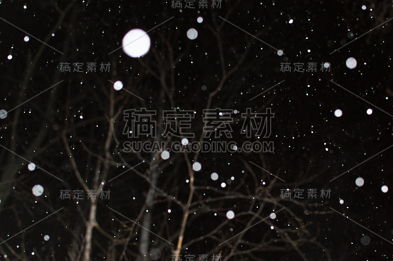 在夜里下着雪