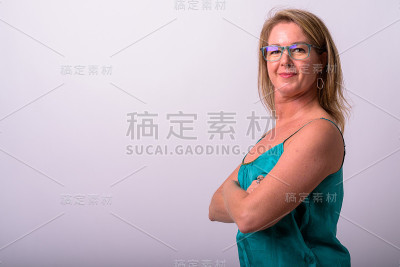白色背景下美丽成熟女人的肖像