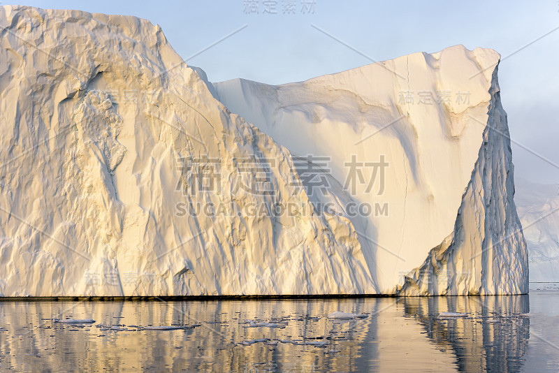 格陵兰岛北冰洋上的巨大冰山