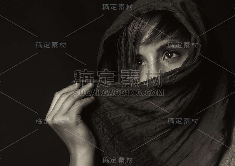 女孩和黑色背景