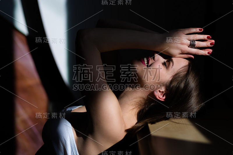美丽的年轻女子摆姿势在自然光线