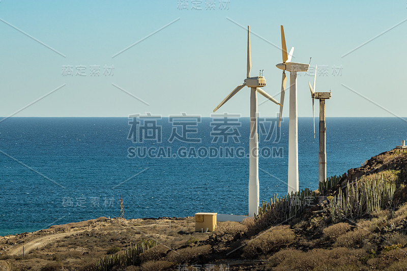 风力发电站。海岸附近的一排涡轮机。风电场生态场。以蓝天为背景的Eolic公园。绿色、生态、发电理念