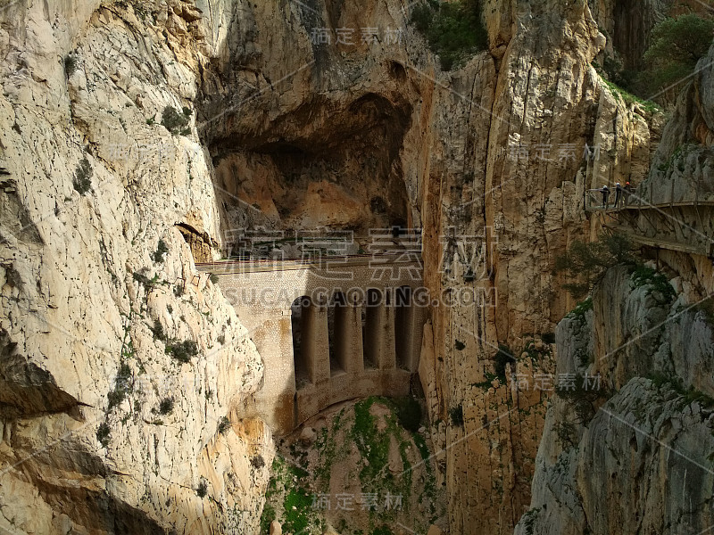 世界上最危险的小径之一“国王之路”(El Caminito del Rey)的广角人行道于2015年