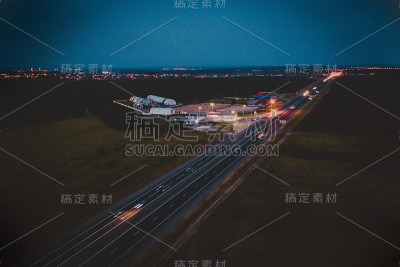 路附近的森林