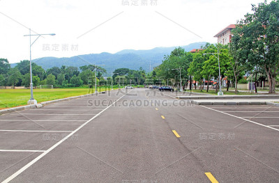 有交通标志的柏油路