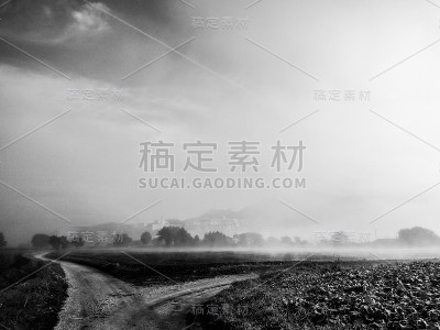 迷雾中的阿西西和圣弗朗西斯教堂(翁布里亚，意大利)