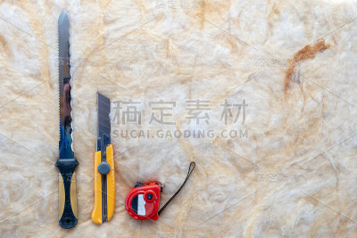 用专用的刀和测量设备在房屋内放置矿物岩棉