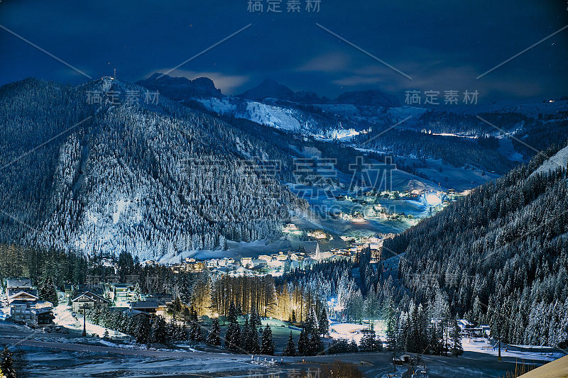 夜景的村庄在山区的冬天