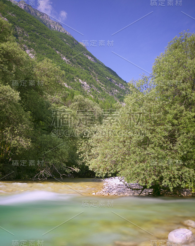 高山河流