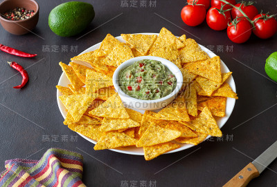 鳄梨色拉酱配玉米片玉米片。墨西哥食物。素食。