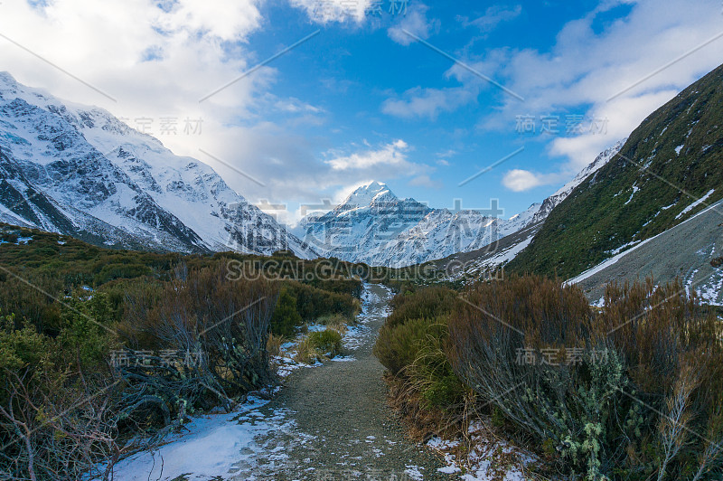 美丽的冬季山景有雪和徒步小径