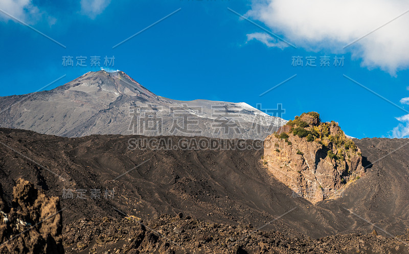 从东侧看到的埃特纳火山的山顶火山口