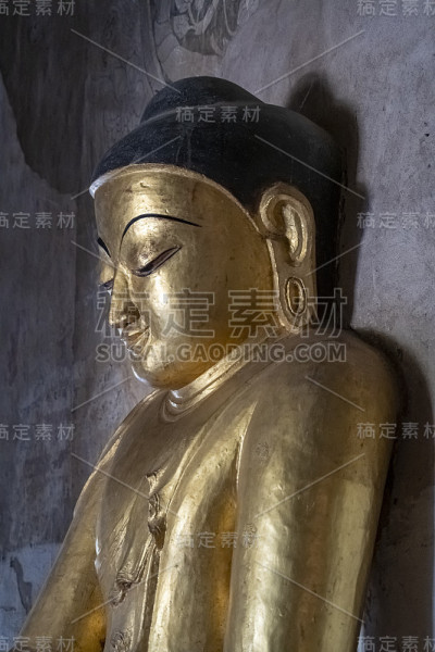 坐在佛像