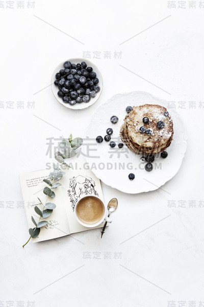 蓝莓煎饼和咖啡