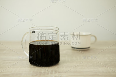 咖啡杯和透明罐