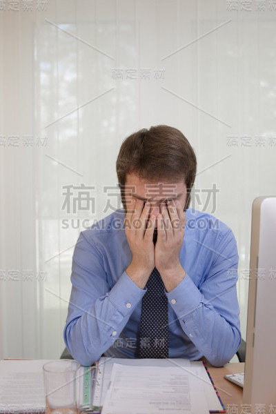 紧张的商人