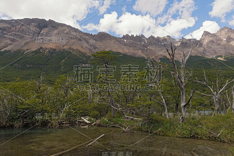 阿根廷El Chalten的河流和山景