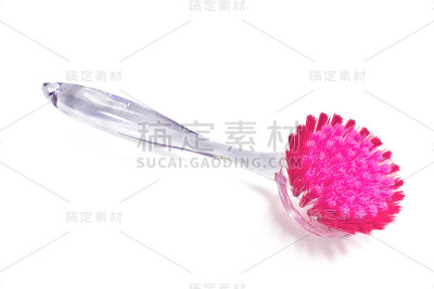 洗碟时刷上红色孤立白色