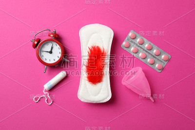 月经期概念上粉色背景，俯视图