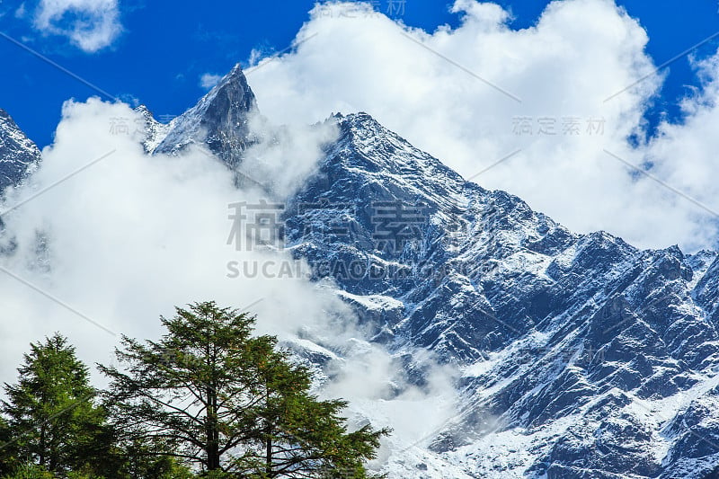 白雪覆盖的山脉和岩石嶙峋的山峰