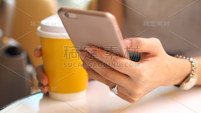女人用智能手机的手的特写。